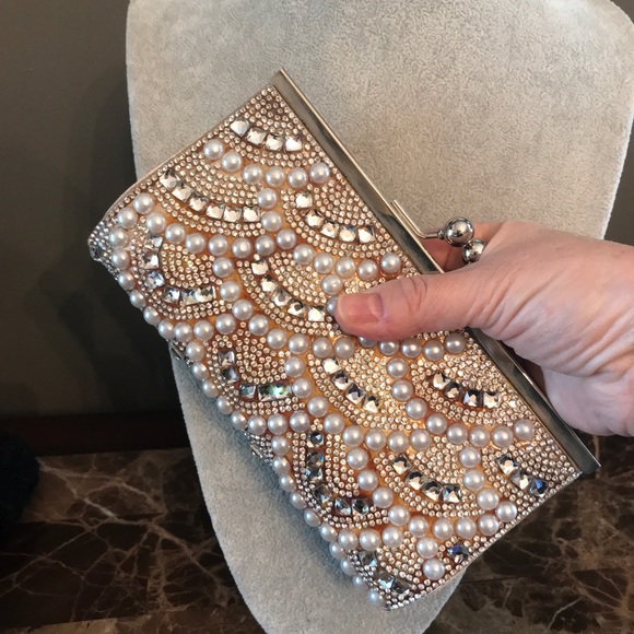 🆕 Gorgeous Rhinestone and Pearl evening clutch. - Picture 9 of 11